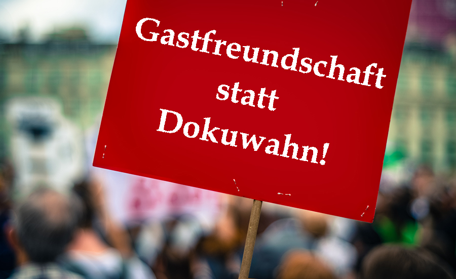 Ein Plakat mit der Aufschrift "Gastfreundschaft statt Dokuwahn!"