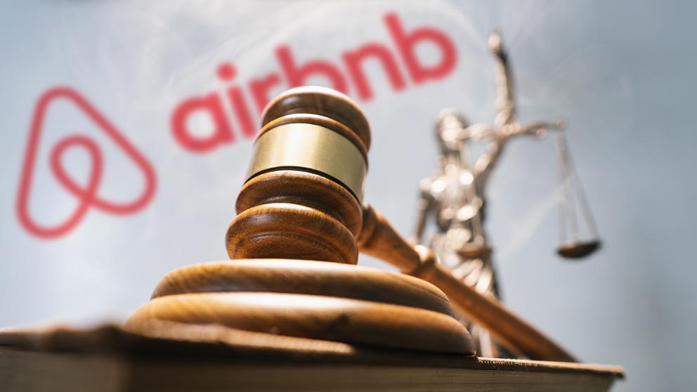 Ein Richterhammer und das Logo von Airbnb