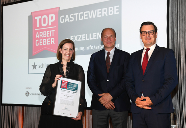 von links: Anna Nickol (Regional Human Resources Director, Germany, Rocco Forte Hotels), Frank Heller (ehemaliger General Manager The Charles Hotel) und Florian Steinmaier, neuer General Manager The Charles Hotel (Foto: © Rocco Forte Hotels)